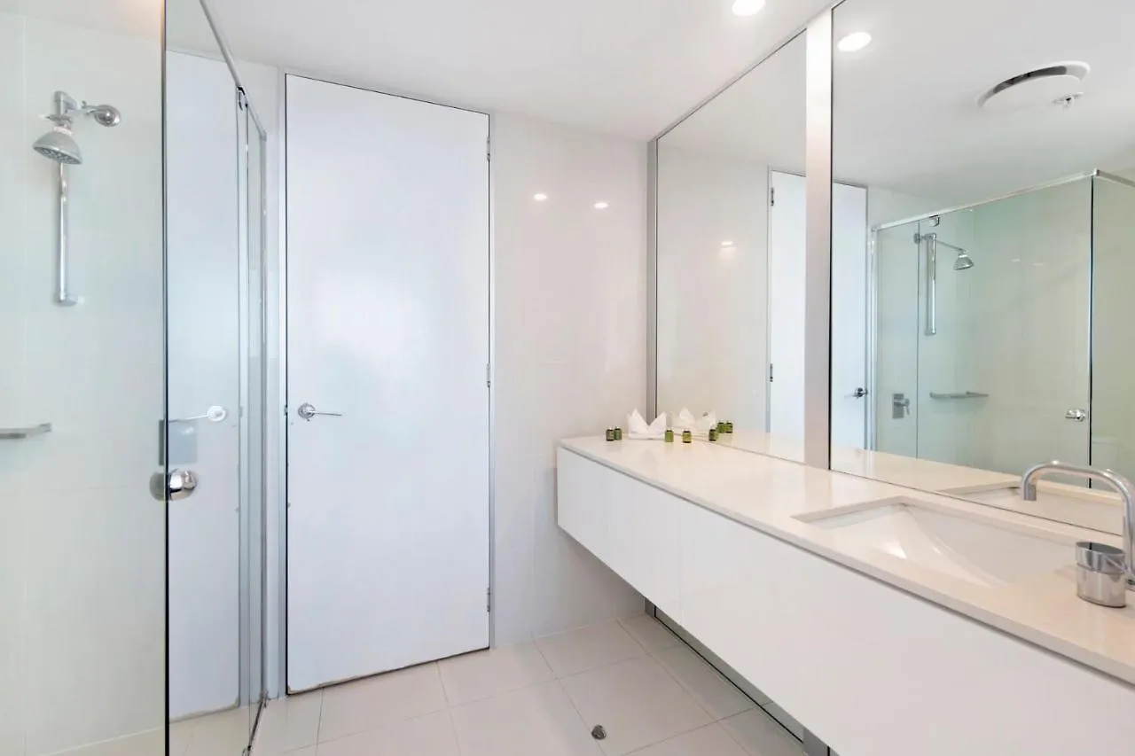 Stunning 2 Bedroom Ocean Views Apartment - Coasthm 골드코스트